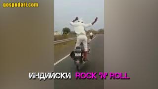 Индиец демонстрира завидни умения на мотор (видео)