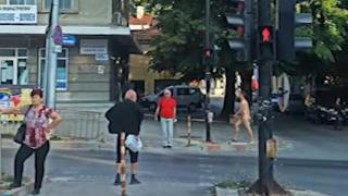 Гол мъж се разходи по централните улици на Шумен (видео)