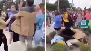 Студентка удари в лицето и нокаутира проповедник, носещ плакат "Мястото на жените е в кухнята!" (видео)