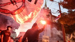 Протестиращи срещу ваксините хвърляха яйца по полицията в Белград (видео и снимки)