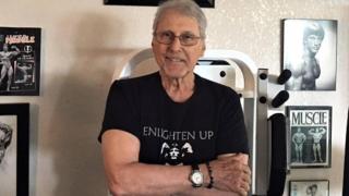 Легенда в бодибилдинга вдига дъмбели на 79 години (видео)