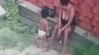 Ето как се проявява майчиният инстинкт, когато върху дете се стоварва тухлена стена (видео)