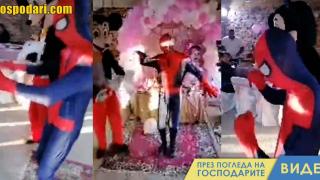 Мики Маус и Спайдърмен танцуват кючеци в "Джипсиленд" (видео)