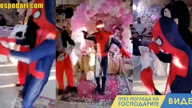 Мики Маус и Спайдърмен танцуват кючеци в "Джипсиленд" (видео)