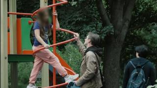 Шокиращ социален експеримент в Русия: децата са склонни да се доверят на непознат (видео)