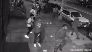 Шокиращи кадри показват ожесточена престрелка по улиците на Ню Йорк в стил Дивия Запад (видео)