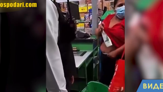 Жена краде в магазин, като прибира всичко под полата си (видео)