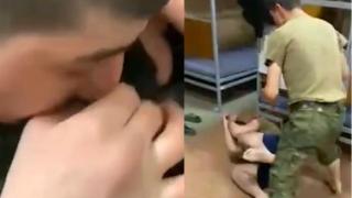 Руски военни се гаврят с техен колега и се дрогират пред камера (видео)
