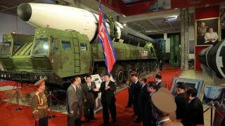 Северна Корея показа нов вид ядрено оръжие на изложение за военна техника (снимки)