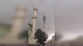 Силна буря отнесе минаре на джамия в Турция (видео)