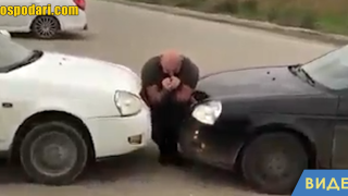 Мъж задържа със сила два автомобила, които се опитват да го премажат (видео)