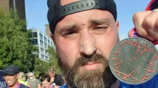 Мъж пробяга погрешка цял маратон вместо полумаратона и постигна отлично време (снимки)
