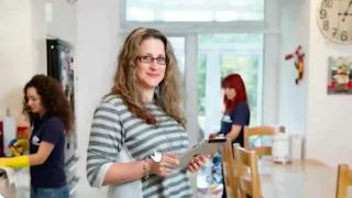 Българка замина да работи като чистачка във Великобритания и създаде бизнес за милиони (видео)