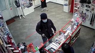 Продавачка в руски сексшоп отказва бандит при опит за грабеж (видео)