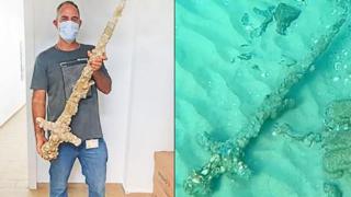 Любител водолаз извади 900-годишен меч от морското дъно (снимки)