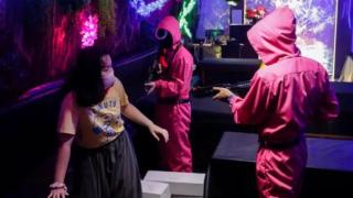 Кафене, вдъхновено от сериала Squid Game, привлича хиляди фенове (видео и снимки)