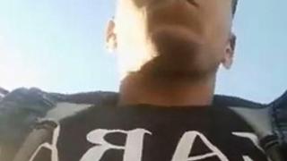 Мъж открадна телефона на репортер, предаващ на живо, и се излъчи сам в ефир (видео)