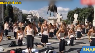 Италиански стюардеси протестират по бельо (видео и снимки)