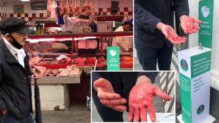 Клиенти на McDonald's се оказаха с "кървави" длани след акция на вегани с фалшив дезинфектант (видео и снимки)