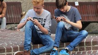 Приложение възнаграждава учениците, които не ползват телефоните си по време на час