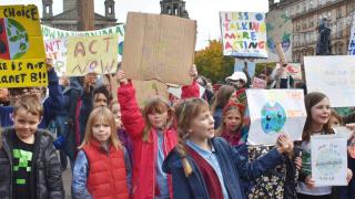 Хиляди ученици, вдъхновени от Грета Тунберг, излязоха на протест срещу глобалното затопляне (видео и снимки)