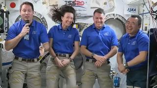 Астронавтите на капсулата на SpaceX останаха без тоалетна, ще носят памперси на връщане до Земята (видео)