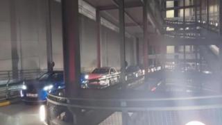 Клиенти побесняха, след като "Tesla" с паднала батерия блокира паркинга на най-големия мол във Великобритания (снимки)