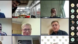 Депутат лъсна по бельо по време на парламентарно онлайн заседание (видео)