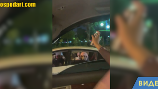 Вижте защо араби напръскаха момиче с шампанско (видео)