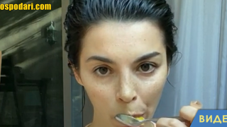 Нов хранителен режим: Мегз изплюва храната си, след като я е сдъвкала (видео)