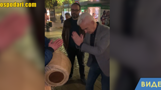 Волен Сидеров свири на индийски инструмент в центъра на София (видео)