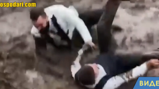 Mъже се въргалят в калта като прасета (видео)