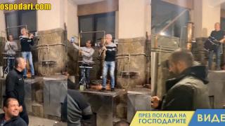 Мъже варят ракия под звуците на оркестър (видео)