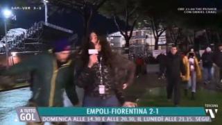 Футболен фен плесна по дупето журналистка на живо по телевизията (видео)
