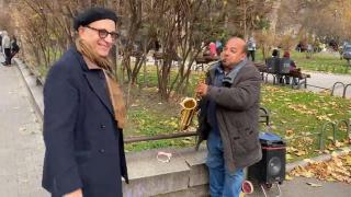 Холивудската звезда Анди Гарсия слуша уличен музикант в София (видео)