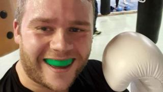 Татко, роден с една ръка, случайно се записа за благотворителен боксов мач, но все пак се изправи на ринга