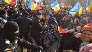 Щурмуваха румънския парламент в знак на недоволство срещу зеления сертификат (видео)