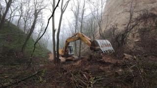 Багер руши защитените "Мелнишки пирамиди" (снимки)