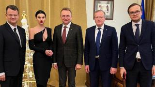 Дълбоко деколте и кръст на официална среща предизвикаха скандал и уволнение в Украйна (снимки)