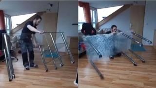 Мъж мигновено съжалява, че е решил да мести стъклена маса (видео)