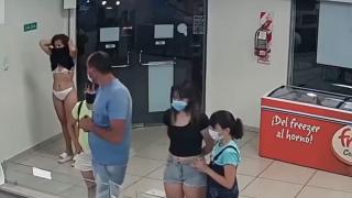 Жена остана по бельо, използвайки роклята си вместо маска за лице (видео)