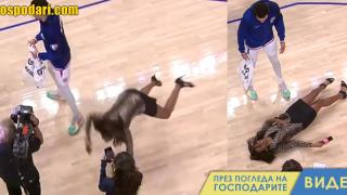 Репортерка падна по лице по време на интервю (видео)