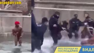 Мъж плува във фонтан с препятствия полицаи (видео)