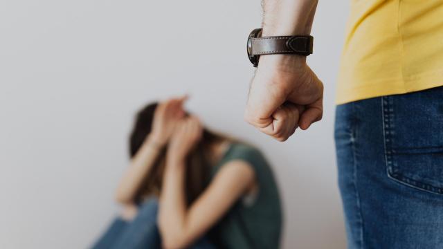 Задържаха перничанин за системен побой над жена му