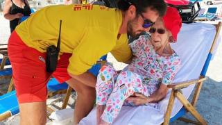 Спасители носят на ръце 95-годишна жена до плажа всеки ден, за да се наслади на океана
