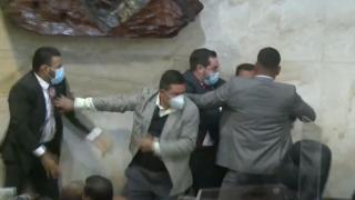 Депутати се сбиха по време на дебат в парламента на Хондурас (видео)