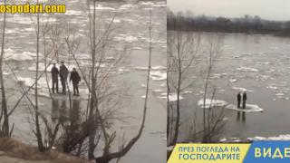 Руснаци използват парче лед като междуградски транспорт (видео)