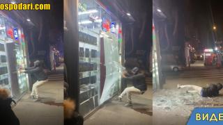 Пиян мъж чупи вратата на магазин (видео)