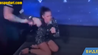 Преслава пада на сцената по време на участие (видео)