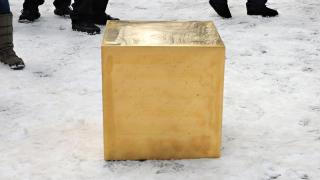 Показаха златен куб за 11,7 млн. долара в Ню Йорк (снимки)